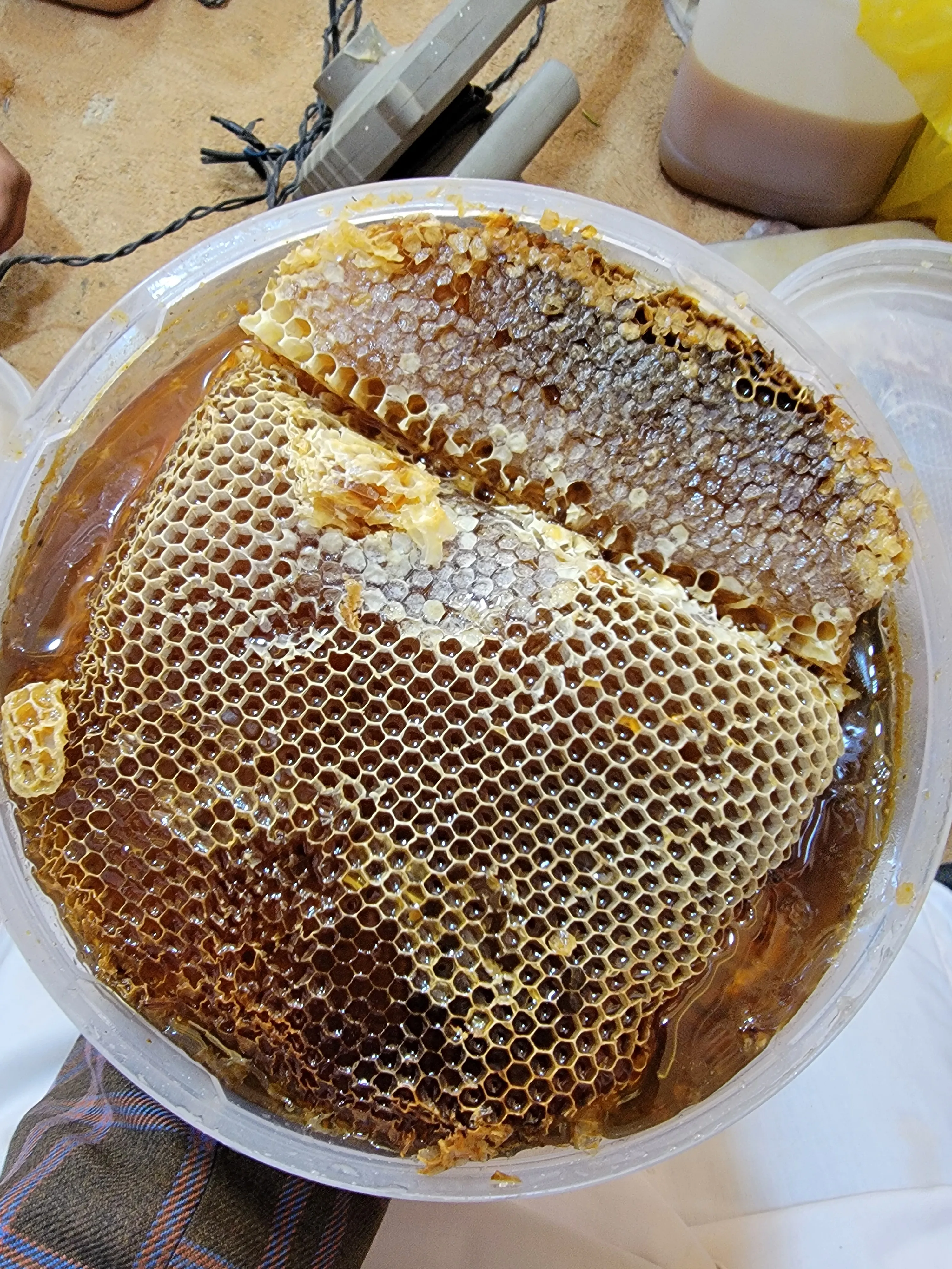 عسل السلام الملكي بالشمع